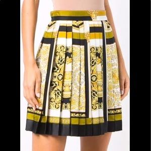 Versace
printed pleated skirt